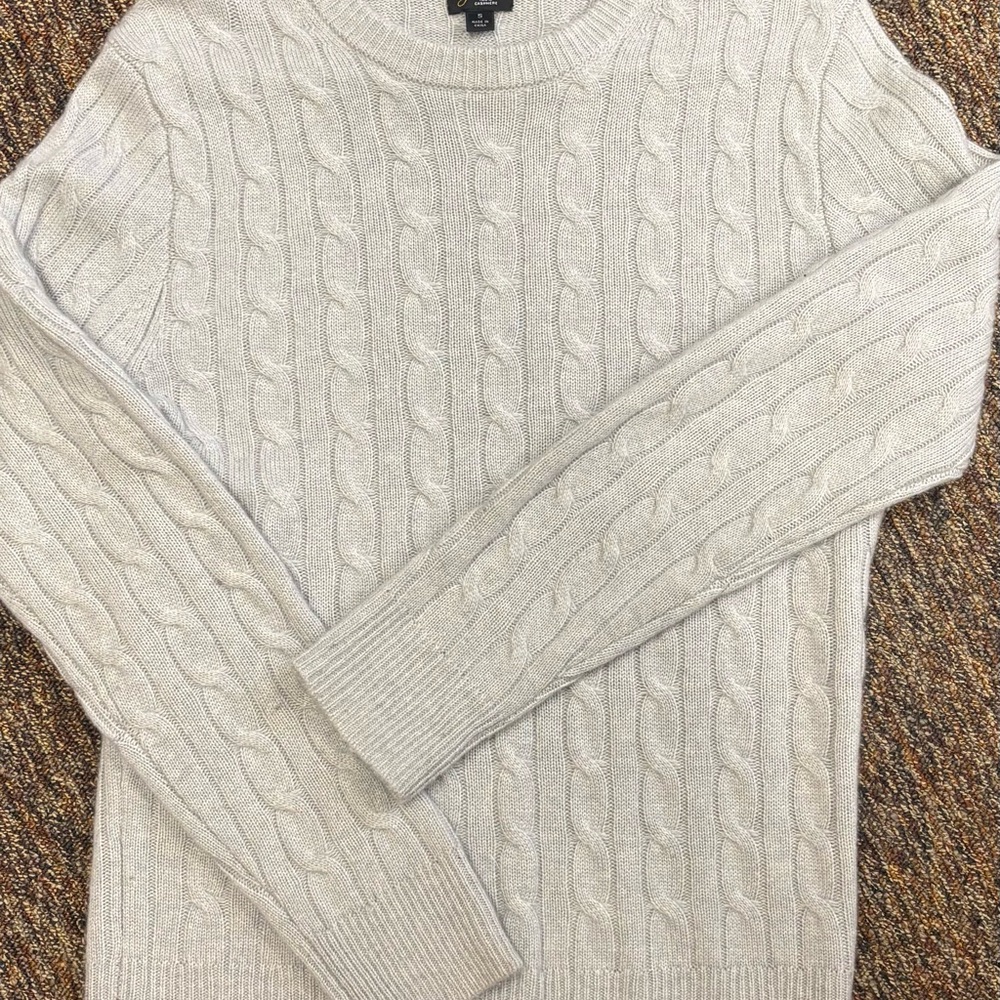J Crew 100% Cashmere Sweater Light Grey Cableknit.  Men’s Small
